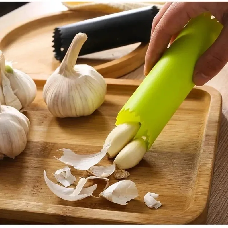 Kitchen Gadgets That Are Useful - Rurka do obierania czosnku, silikonowa obieraczka